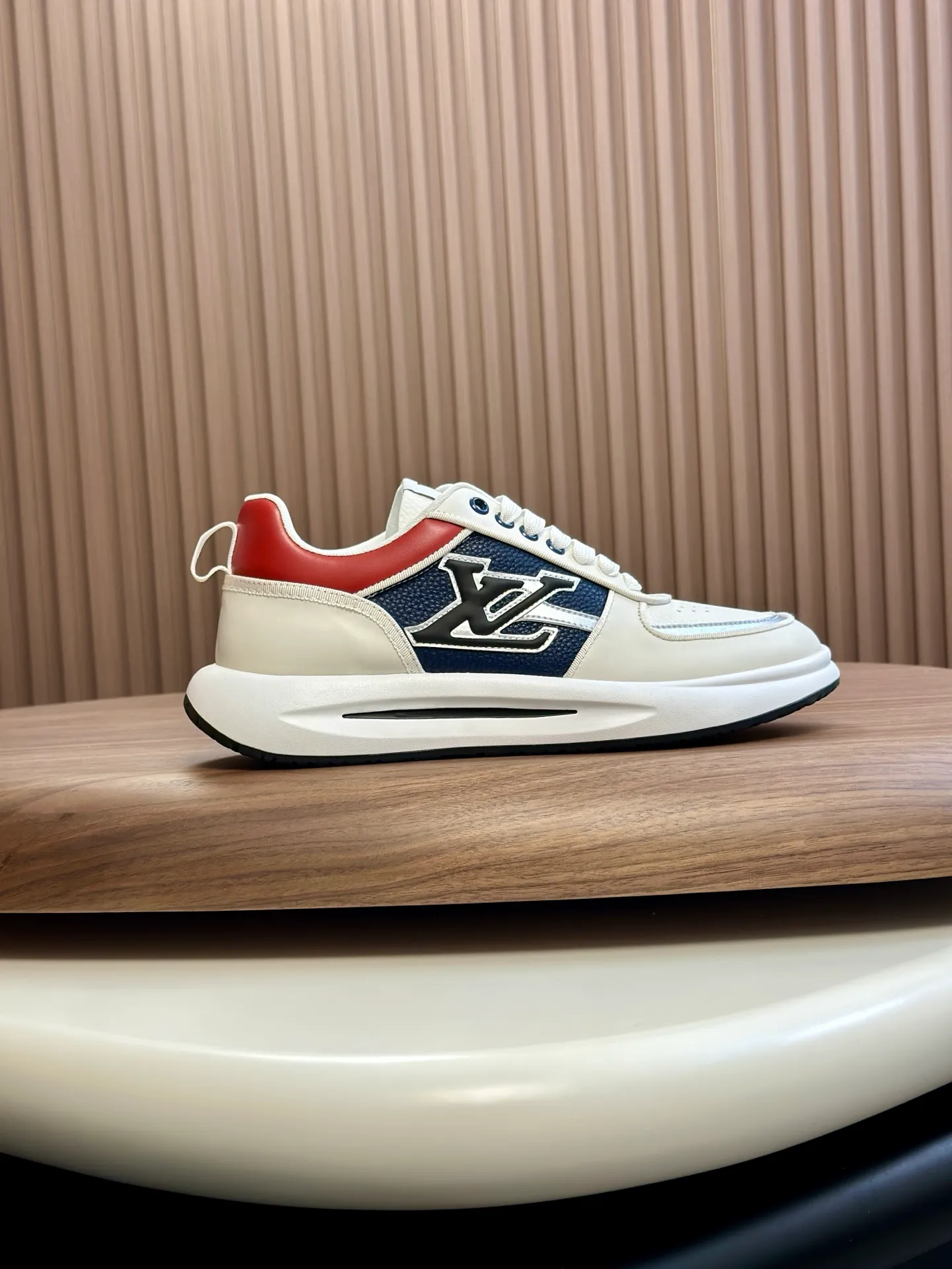 Men's shoes💰780 Lv 🔍Top purchasing agent🇮🇹 Louis Vuitton, the sports sneaker counter is synchronized, the uppers are imported from Italy, high-quality splicing colorful and complex crafts, the imported mesh padding is soft and comfortable, soles: original soles specially provided by the original factory, T men's men's shoes 💰U exclusive movable molded soles are super comfortable, original factory and single goods, 🔍🔍high quality, you can enter and leave the counter at will, welcome to compare, code number 38-44 (customized 45)